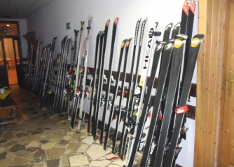 wypożyczalnia sprzętu narciarskiego dla gości ośrodka