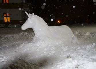 rzeźby w śniegu w snow parku ośrodka